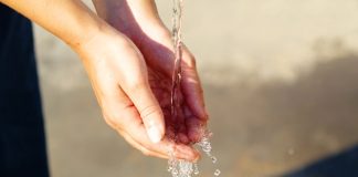 Marrja e abdesit, pirja dhe urinimi ndërsa qëndron në këmbë