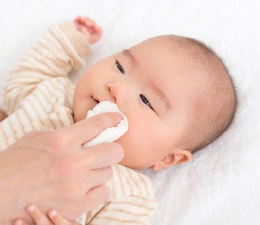 A prishet abdesi, nëse pastroj urinën e fëmijës dhe ia laj pelenën?