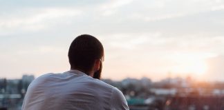 A bëhet jobesimtar ai që nuk agjëron edhe pse falet?