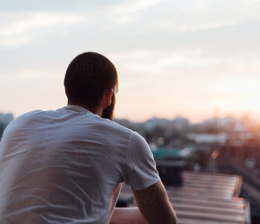 A bëhet jobesimtar ai që nuk agjëron edhe pse falet?