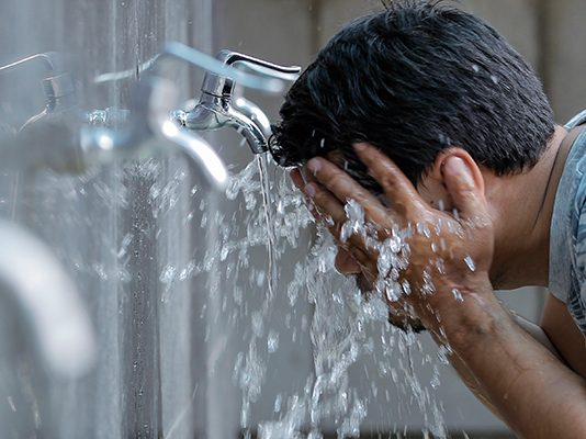 A duhet të depërtojë uji deri në lëkurën e fytyrës, kur të merret abdes?