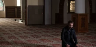 A lejohet largimi nga xhamia gjatë Itikafit që të shkohet për të ngrënë apo për të pirë?