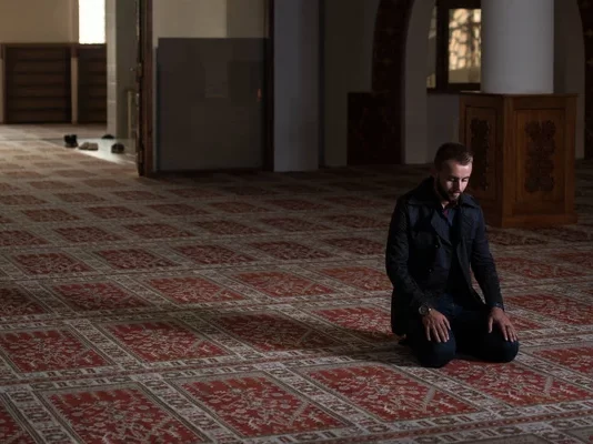 A lejohet largimi nga xhamia gjatë Itikafit që të shkohet për të ngrënë apo për të pirë?