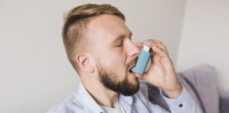 A e prish agjërimin inhaluesi i astmës?