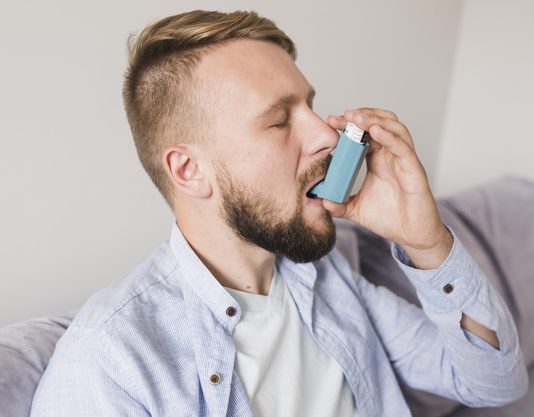 A e prish agjërimin inhaluesi i astmës?