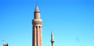 A është obligim ezani për çdonjërin që falet në xhami, qoftë edhe për një individ i cili falet në një xhami që ka imam të rregullt?