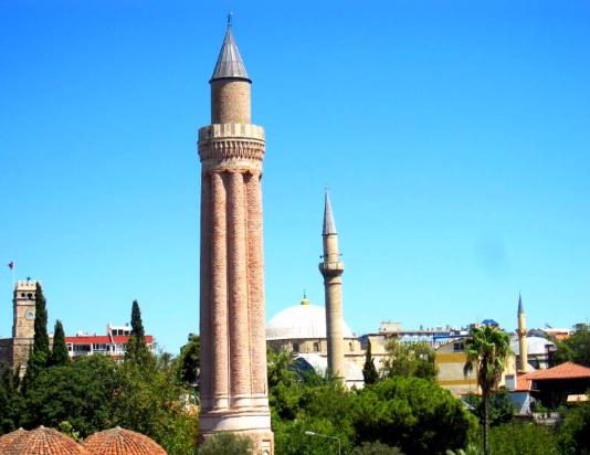 A është obligim ezani për çdonjërin që falet në xhami, qoftë edhe për një individ i cili falet në një xhami që ka imam të rregullt?