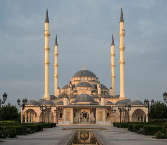 A lejohet të mos shkojmë në xhami për namaz për shkak të zhveshjes në rrugë?