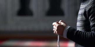 A i lejohet atij që e dëgjon ezanin të mos shkoj në xhami, megjithëse në shtëpi ose në vendin e tij të punës i fal të gjitha namazet?