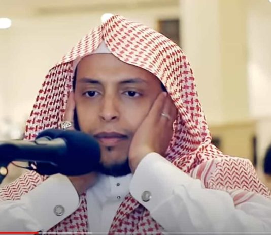 A i lejohet muezinit dërgimi i salavateve me zë pas ezanit?