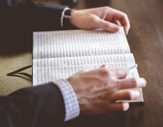 A duhet të mësojë muslimani rreth grupeve të devijuara?