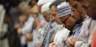 A duhet pauzuar imami pasi të recitojë el‐Fatihanë, në mënyrë që edhe xhemati të arrijnë të recitojnë el‐Fatihanë?