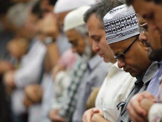 A duhet pauzuar imami pasi të recitojë el‐Fatihanë, në mënyrë që edhe xhemati të arrijnë të recitojnë el‐Fatihanë?
