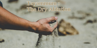 Nëse një person fal sabahun me tejemum, ngaqë nuk ka ujë, a duhet që ai ta përsërisë namazin më pas, nëse (më vonë) do të gjente ujë, pasi të ketë lindur dielli?