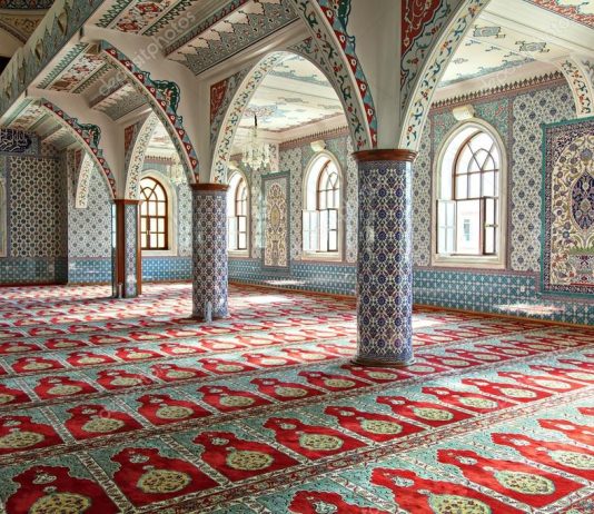 Cila është gjëja më e mirë për personin kur futet në xhami në të cilën ka mësime; a është më e mira për të që të ulet, apo të falë tehijatul mesxhid?