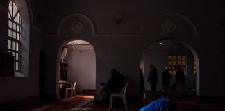 A duhet ta përfundosh namazin sunet, nëse e dëgjon ikametin për namazin farz?
