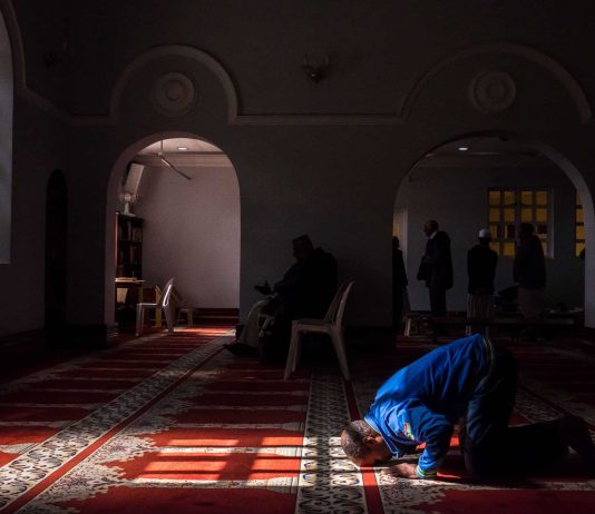 A duhet ta përfundosh namazin sunet, nëse e dëgjon ikametin për namazin farz?