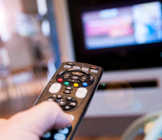 A lejohet shikimi i serialeve që transmetohen në televizion?