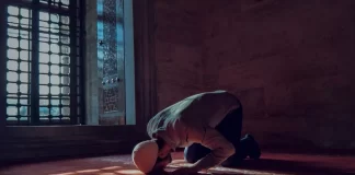 A mjaftojnë dy rekate të sunetit të namazit të sabahut në vend të dy rekateve të tehijatul‐mesxhid?