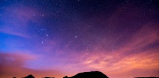 Cila është domethënia e ajetit “Dhe qielli do të çelet dhe do të bëhet si porta”?