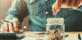 Te kategoritë e zekatit a ka të tillë që e jep zekatin, edhe bën pjesë në ata që pranojnë atë?