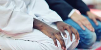 A lejohet për një xhematli të qëndrojë përpara imamit në namaz?