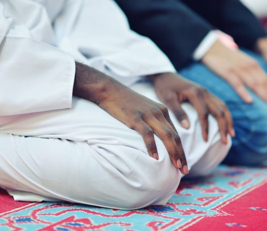 A lejohet për një xhematli të qëndrojë përpara imamit në namaz?