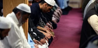 Kur të ngritesh për t’i plotësuar rekatet e humbur të namazit, a duhet lexuar vetëm El-Fatihanë?