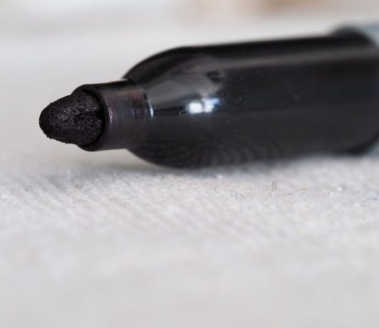 A lejohet bërja e vijave në dysheme për të drejtuar radhët në namaz