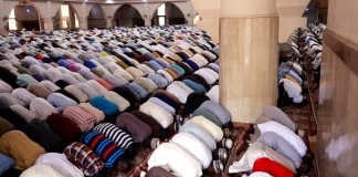 Nëse imami e shton një rekat gabimisht, a është i vlefshëm namazi i tij si dhe namazi i xhematit?
