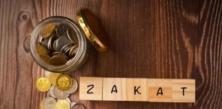 A obligohet të paguajë zekatin për artikujt që i ka për shitje, por s’ka para?