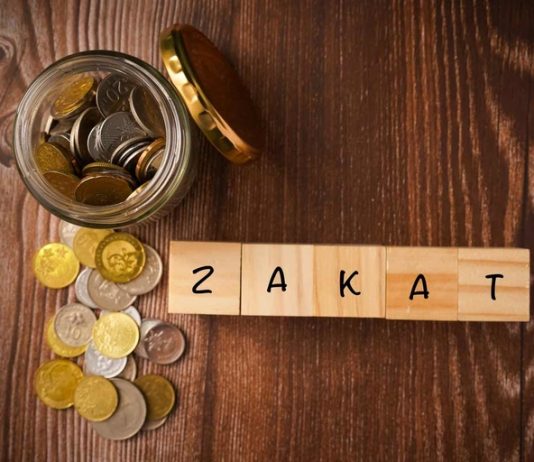 A obligohet të paguajë zekatin për artikujt që i ka për shitje, por s’ka para?