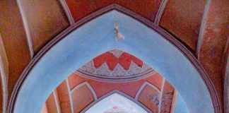 A është e urryer të falesh përballë fytyrës së një personi?