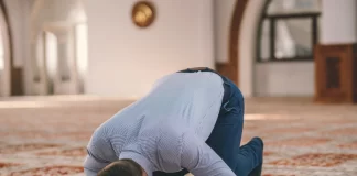 A është e lejueshme të lexojmë me pak zë në namazin e drekës apo ikindisë?