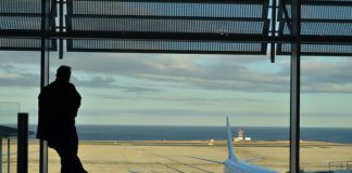 Nëse jam në udhëtim dhe dëgjoj ezanin, a duhet të falem në xhami?