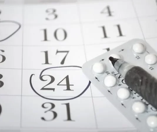 Paraqitja e pikave bojëkafe pas menstruacioneve