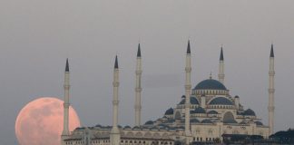 Kur personi t’i zërë rekatet e namazit të xhumasë e pastaj çohet për të plotësuar atë çfarë i ka ikur, a duhet të recitojë me zë?