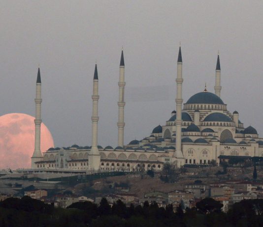 Kur personi t’i zërë rekatet e namazit të xhumasë e pastaj çohet për të plotësuar atë çfarë i ka ikur, a duhet të recitojë me zë?