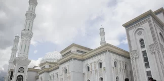 Një predikues i fesë në njërën prej xhamive të Evropës, ka deklaruar se nuk lejohet të konsiderohen jobesimtarë të krishterët dhe çifutët