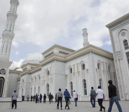 Një predikues i fesë në njërën prej xhamive të Evropës, ka deklaruar se nuk lejohet të konsiderohen jobesimtarë të krishterët dhe çifutët