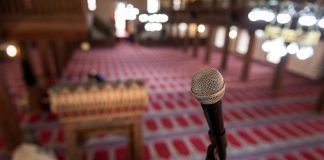 A ju pranohet namazi grave që falen në xhami ndërsa s’mund ta shohin imamin apo burrat që falen mbrapa imamit, por mund ta dëgjojnë vetëm zërin e tij?