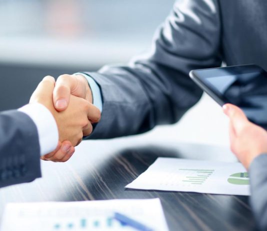 A lejohet bashkëpunimi tregtar me bankat lokale dhe ato të huaja?