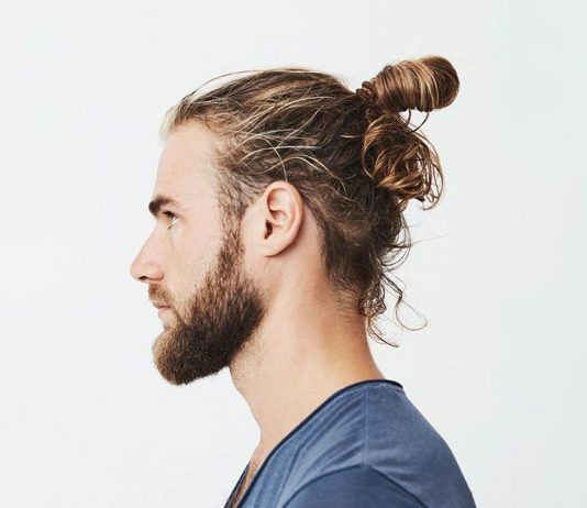 A lejohet mbajtja e flokëve të gjata dhe byzylykët tek meshkujt?