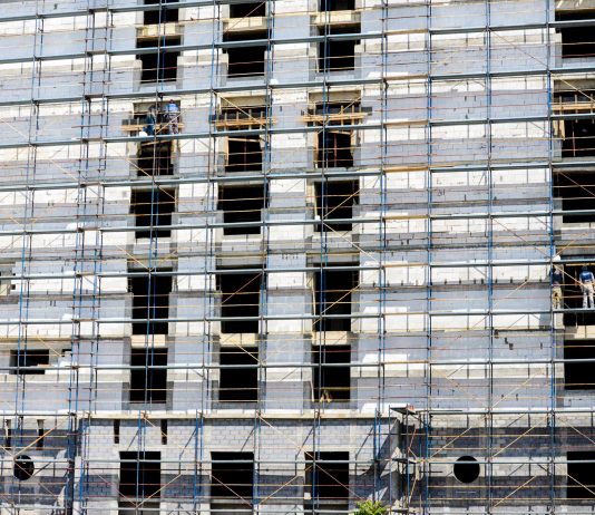 A duhet të jepet zekati për tokën që blihet për të banuar në të apo për investim?