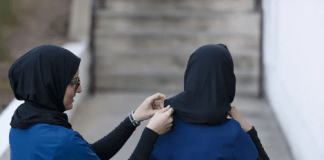 Puna e femrës me mbulesë në Gjermani si infermiere dhe shoqërimi me femra katolike