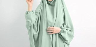 A i lejohet vajzës muslimane të falet me pantallona?