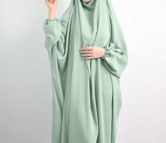 A i lejohet vajzës muslimane të falet me pantallona?