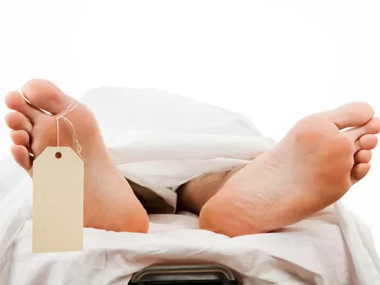 A duhet t’i vendosen duart xhenazes sikurse në namaz (e djathta mbi të majtën)?