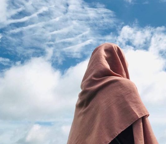 Cili është avreti i femrës muslimane në mesin e femrave muslimane?
