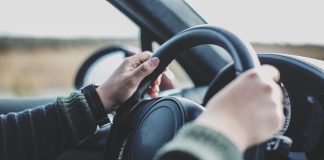 Cili është gjykimi në lidhjen me udhëtimin për ngushëllim si dhe të qëndruarit te familja e të vdekurit?